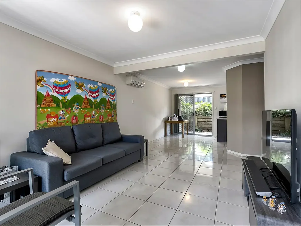 Beautiful, Air Conditioned 3 bedroom townhouse In Surprisingly Quiet & Leafy Location