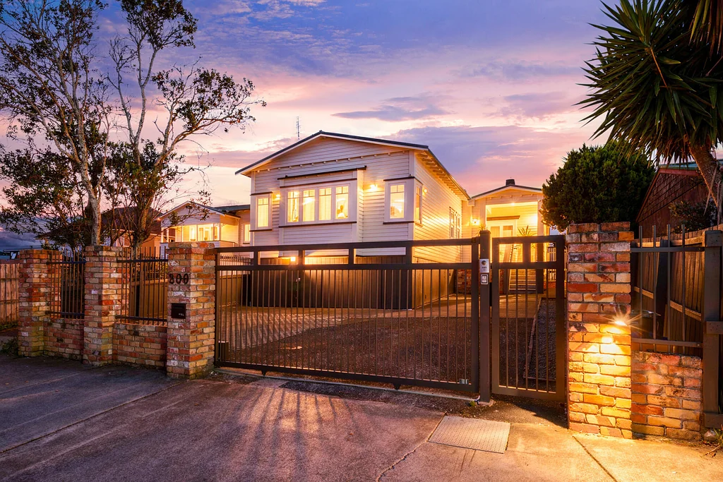 Blockhouse Bay 6 Slaapkamer Rare, Two Homes in One - in the Heart of the Bay!