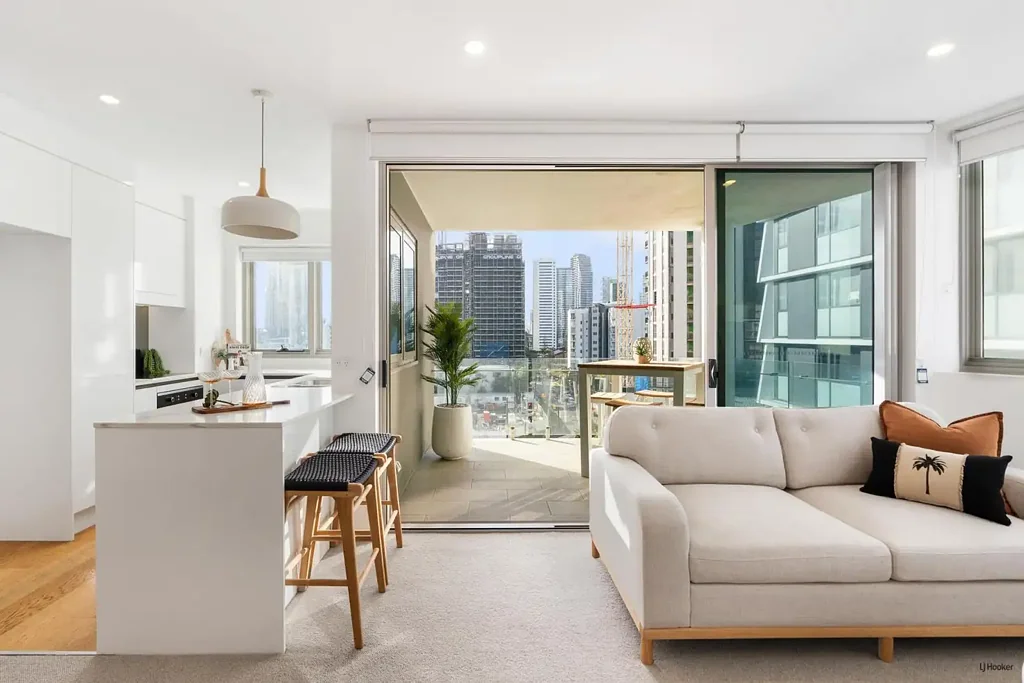 Mermaid Beach 3침실 Contemporary Open-Plan Apartment with Two Car Spaces in Prime Mermaid Beach Loca