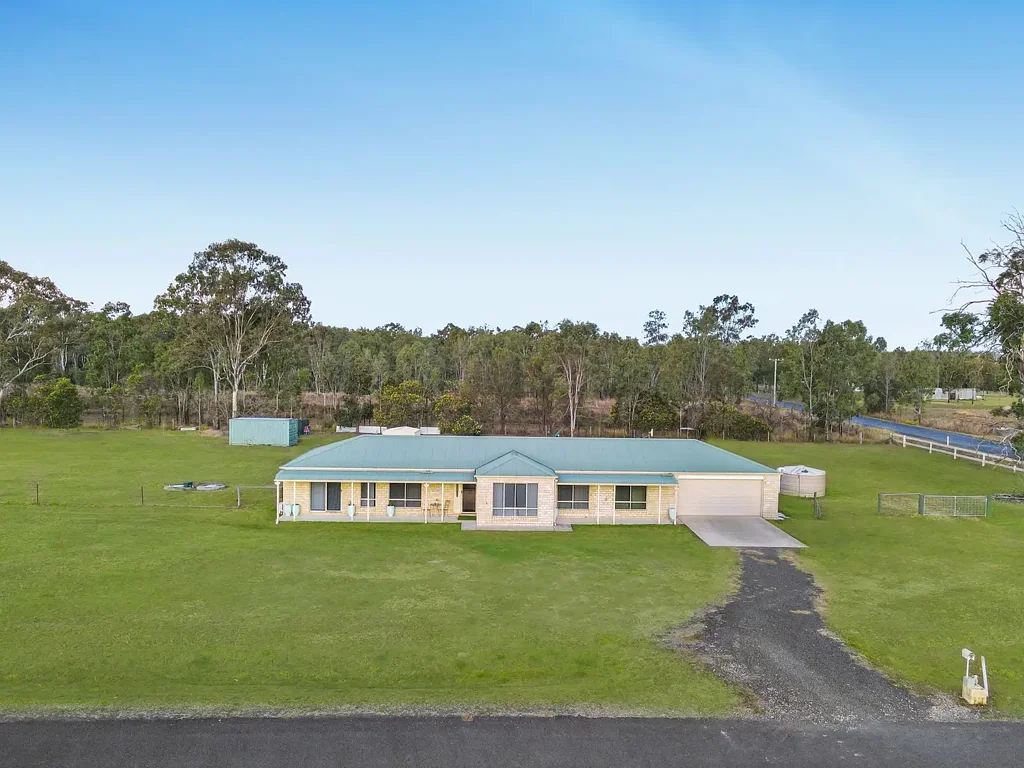 Adare 4房 宁静Adare区域 2英亩实用土地 宽敞低层砖木 4卧2卫 开放式厨餐区 家人朋友聚会佳选 Country charm meets modern convenience