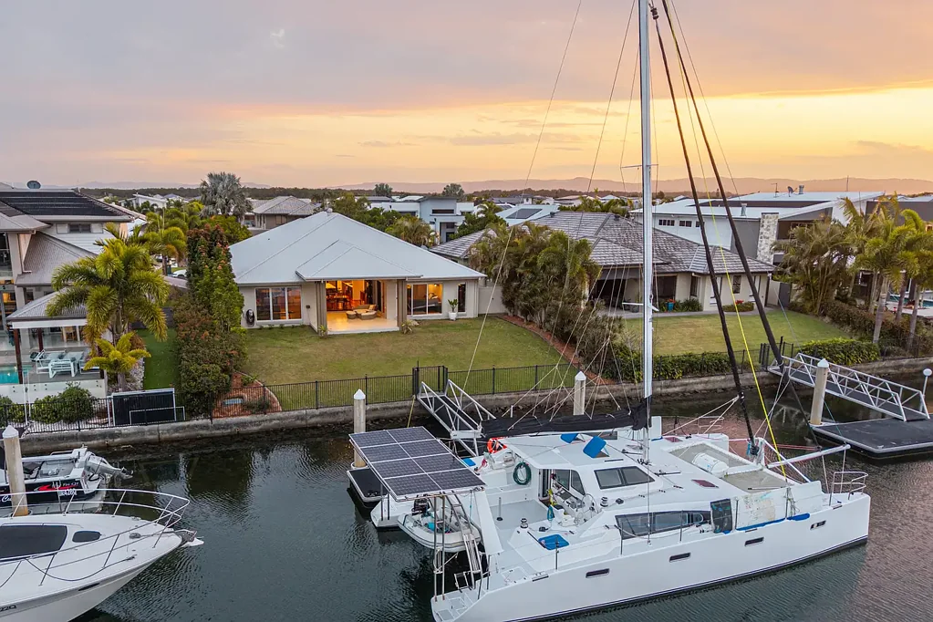 Jacobs Well 4ਬੈੱਡਰੂਮ Waterfront retreat with bridge-free ocean access.