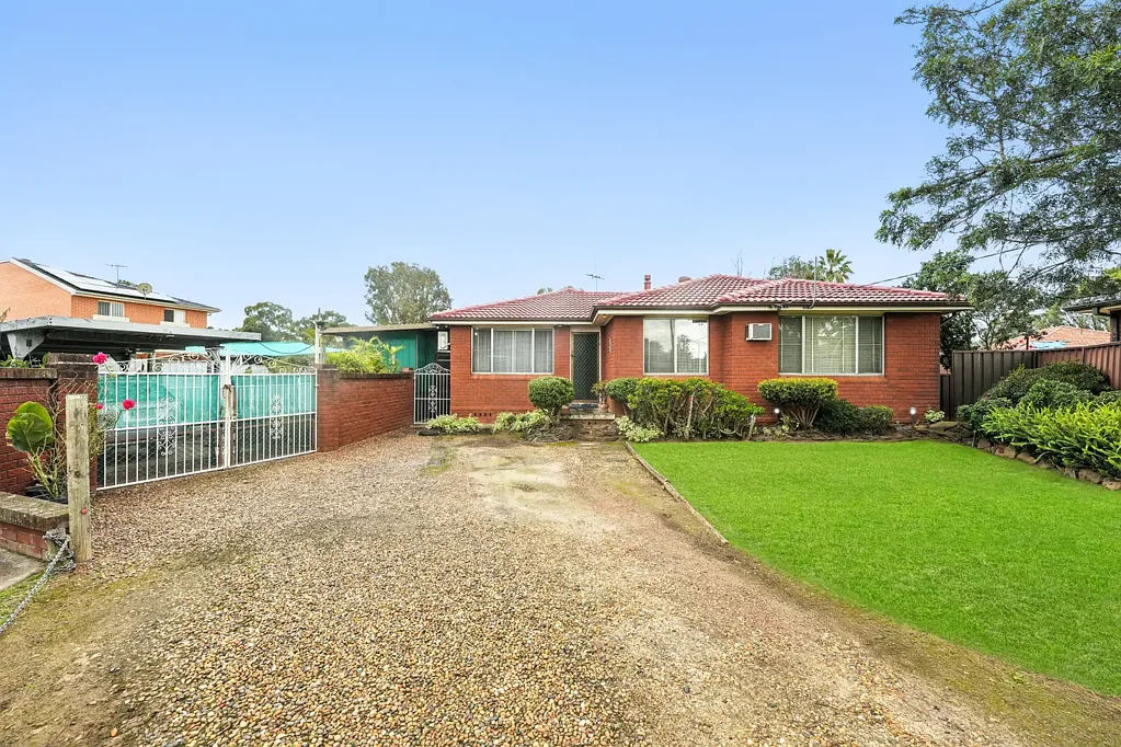 Rooty Hill 3房 宁静死胡同 773㎡阔地 步行火车站 三卧木地板 全围栏后院 游泳池 阳光房 壁炉 HEART OF ROOTY HILL