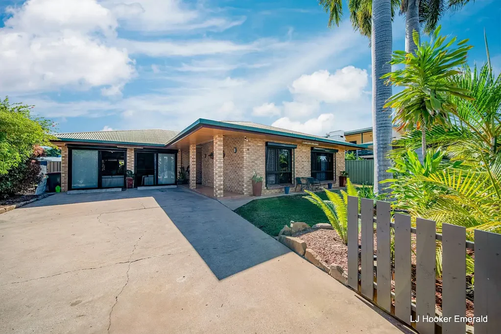 Emerald 4房  BIG, BOLD & BUILT FOR FAMILY LIVING - SPACE YOU HAVE TO SEE TO BELIEVE!