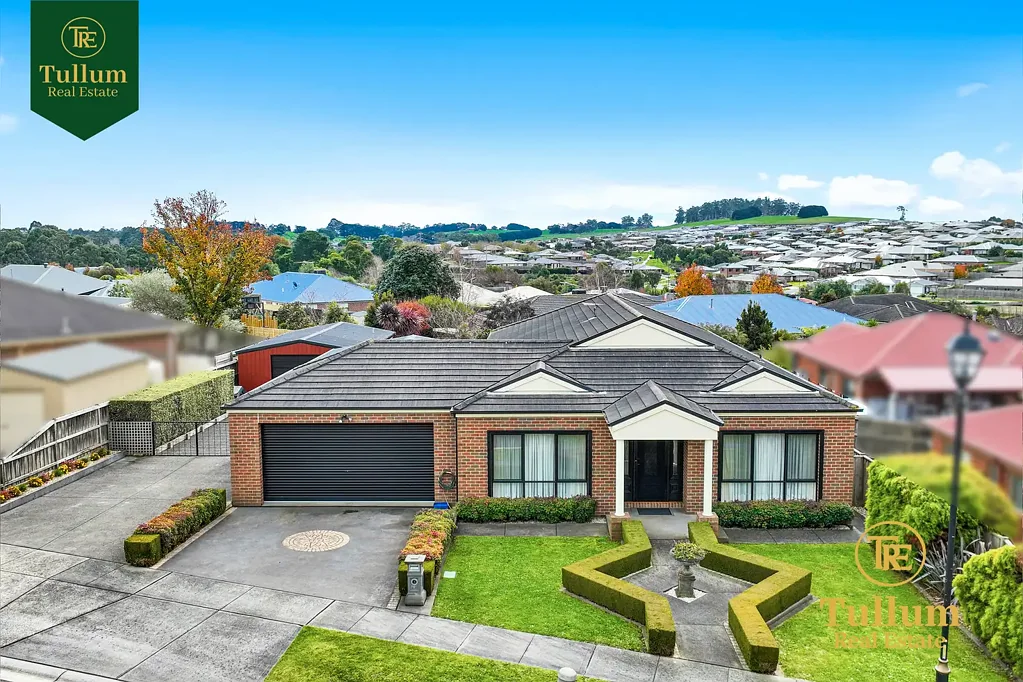 Warragul 4Moenga Spacious Family Home on 918sqm with Big Shed & 2 Driveways!