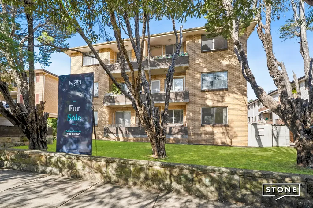 North Parramatta 2房 翻新厨房现代浴 宽敞起居木地板 两卧带柜储物多 私人阳台专用车位 轻轨近享便利生活 Modern Updates, Ground Floor Convenience