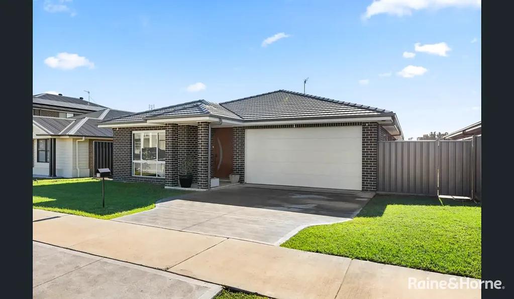 Lochinvar 4房  Spacious Family Home in Up-and-Coming Lochinvar - Move In or Invest Today!