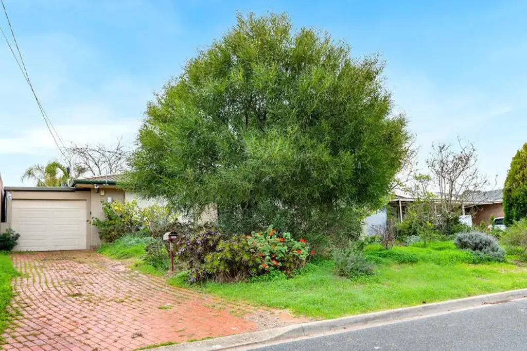 Redwood Park 3 Slaapkamer UNDER INSTRUCTIONS FROM THE PUBLIC TRUSTEE .. DEVELOP (STCC) or RENOVATE - HUGE POTENTIAL AWAITS!