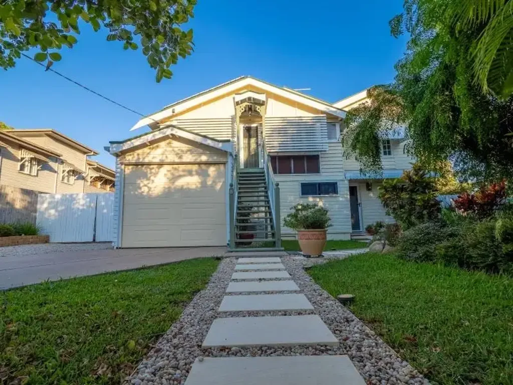West End 3બેડરૂમ Queenslander with Pool, Shed + Side access