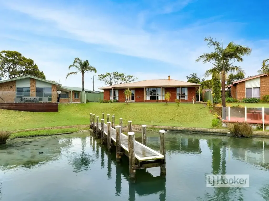 Paynesville 4બેડરૂમ WATERFRONT LIVING WITH HALF SHARE JETTY - ENJOY THE LAKES LIFESTYLE
