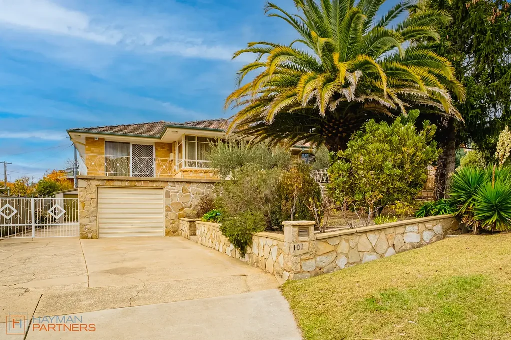Lyons 5ਬੈੱਡਰੂਮ Much-Loved Family Home with Space, Character & Great Potential