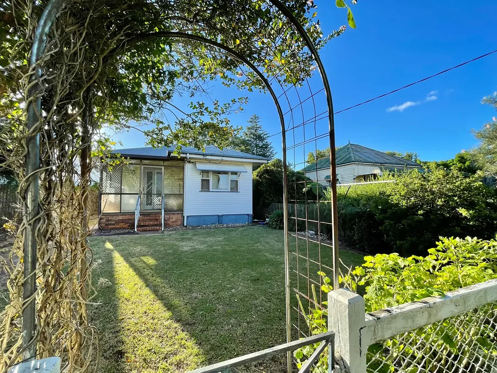 Neat & Tidy Cottage in Prime Newtown Toowoomba Location