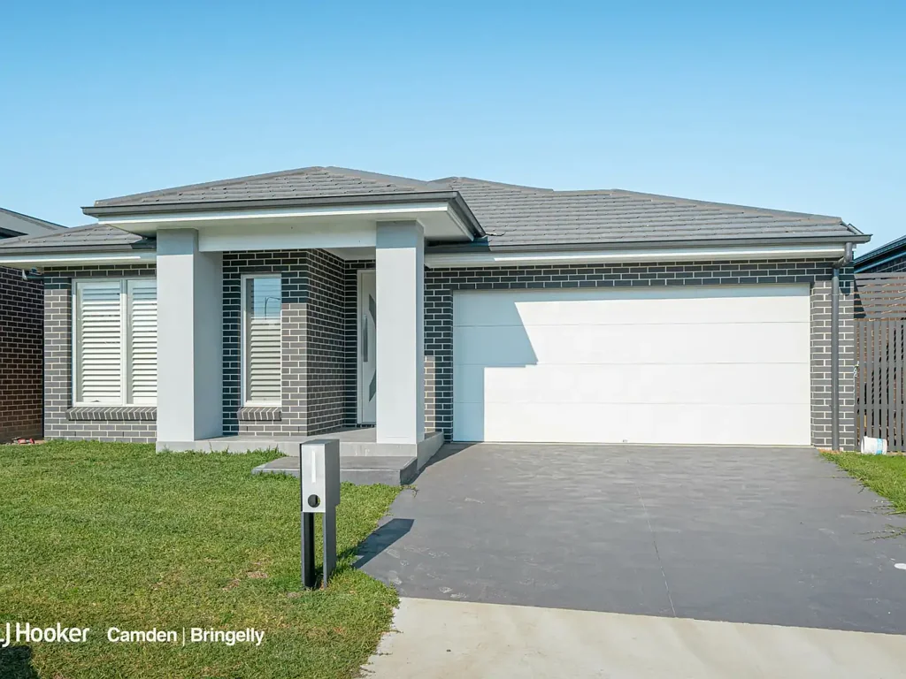 SPARKLING & BEAUTIFULLY PRESENTED FAMILY HOME