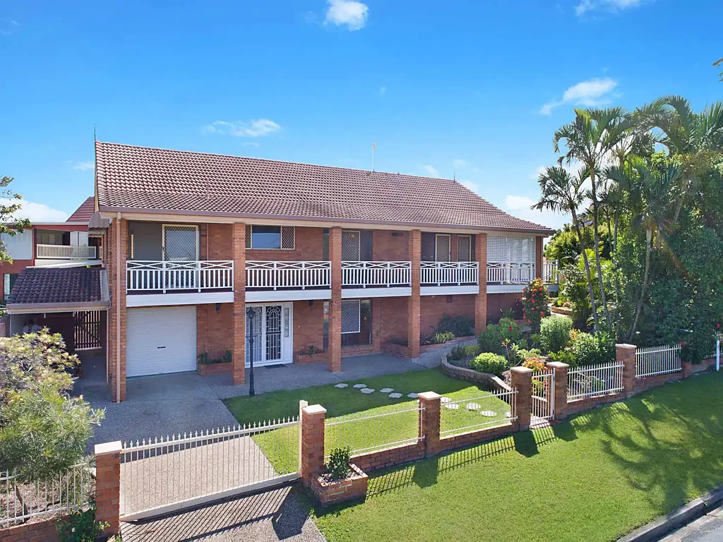 LARGE FAMILY RESIDENCE IN DICKY BEACH!