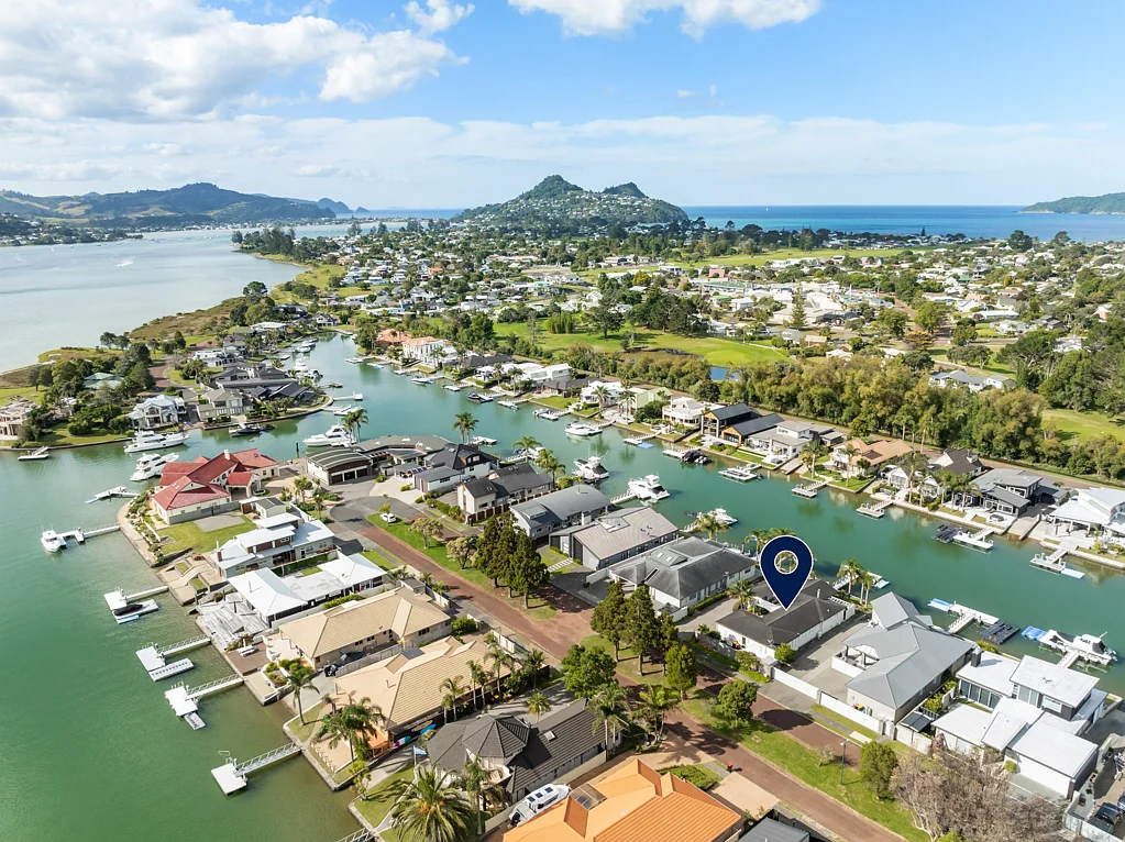 Pauanui 4 Bedroom Beautiful canal-front Lockwood!