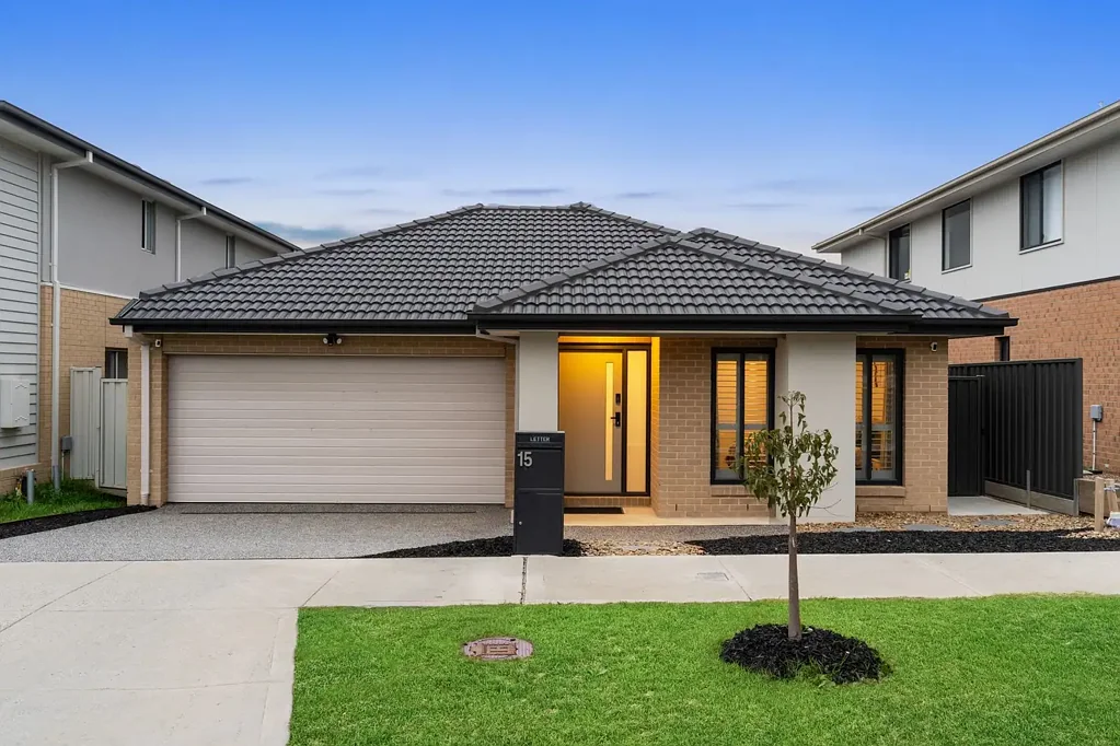 Pakenham 4غرفة نوم Metricon built house only two years old opportunity for Families & Investors