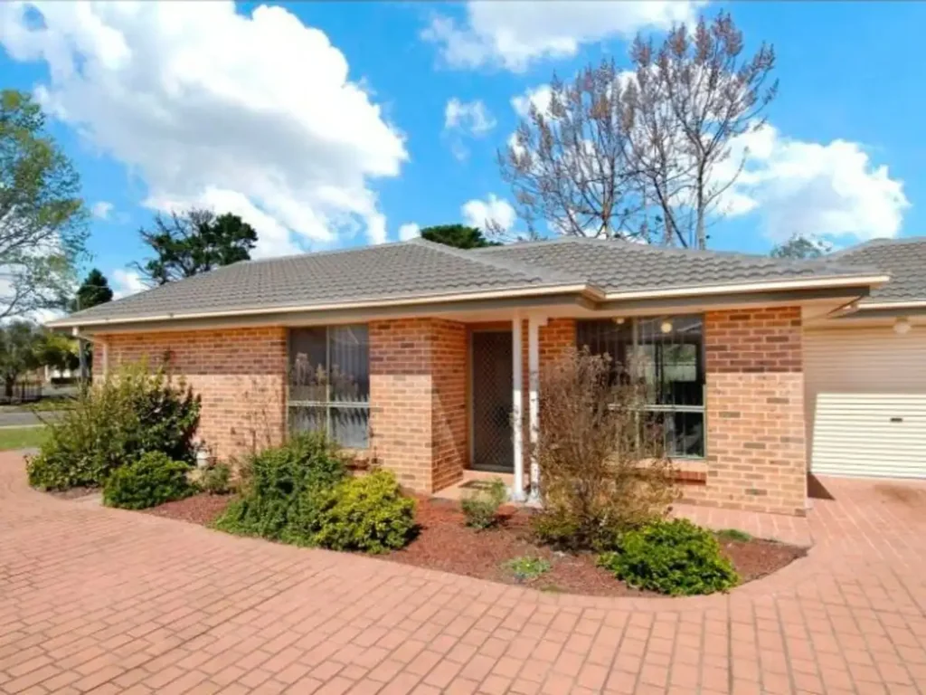 3 bedroom unit in quiet complex!