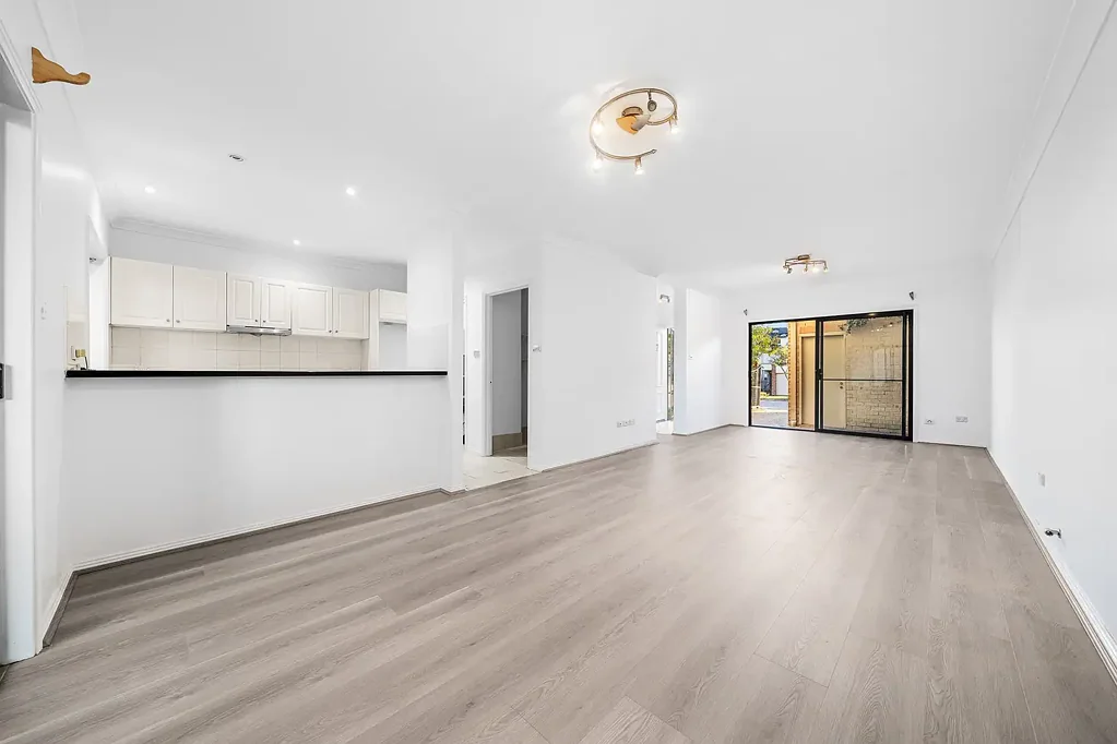 Spacious two storey 3 Bedroom home with courtyard !