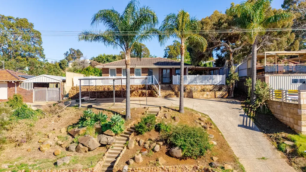 Mount Nasura 4 Slaapkamer Renovated home with views of Darling Ranges.