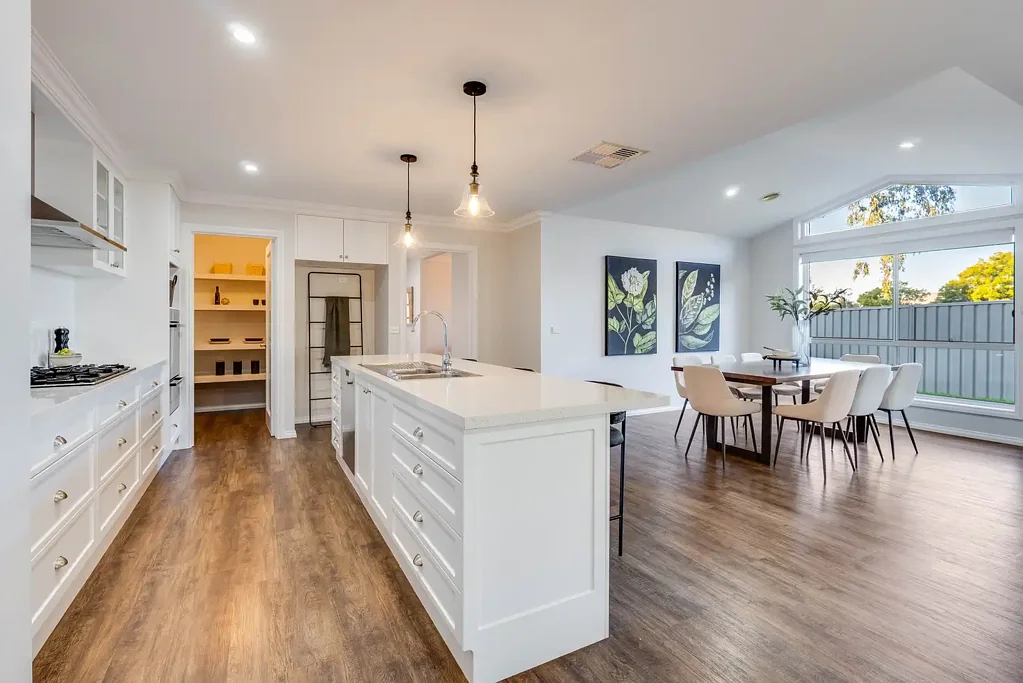 Thurgoona 4房  Architectural Flair Meets Natural Serenity in Thurgoona with Raked Ceilings & A Gourmet Chef's Kitchen