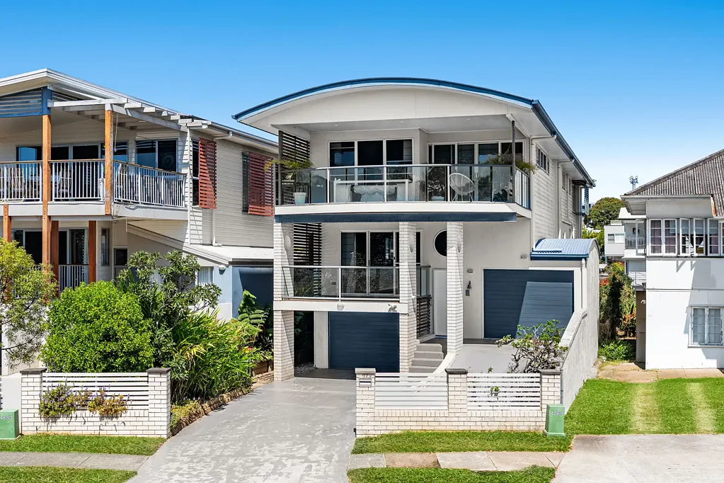2-Bedroom Apartment on the Esplanade – Views & Prime Location