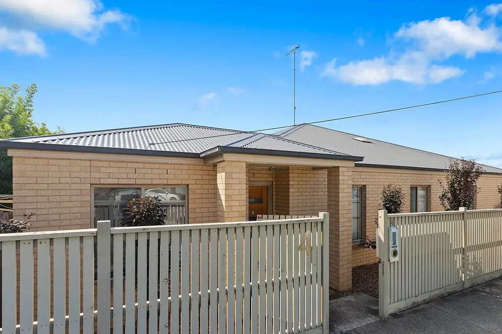 ROOM FOR RENT – Rooms in 12 Bedroom House in Highton, 5mins from Deakin Uni!