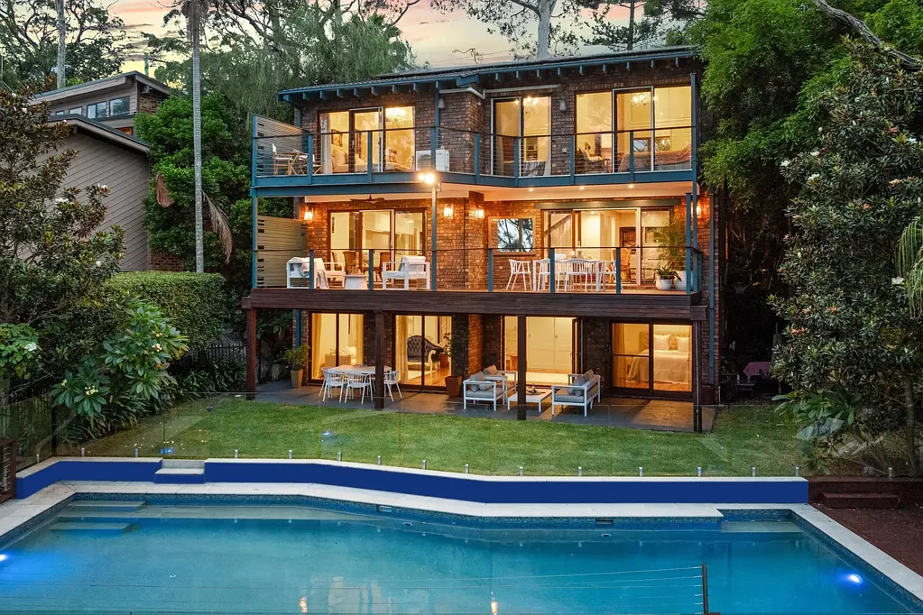 Bilgola Plateau 5房 Pittwater壮丽景观 全新翻新设计 三层露台泳池 优质材料打造 开放式布局 管家备餐间 主卧带套间 双车库储物 Family Entertainer Delivers an Effortless Pittwater Lifestyle