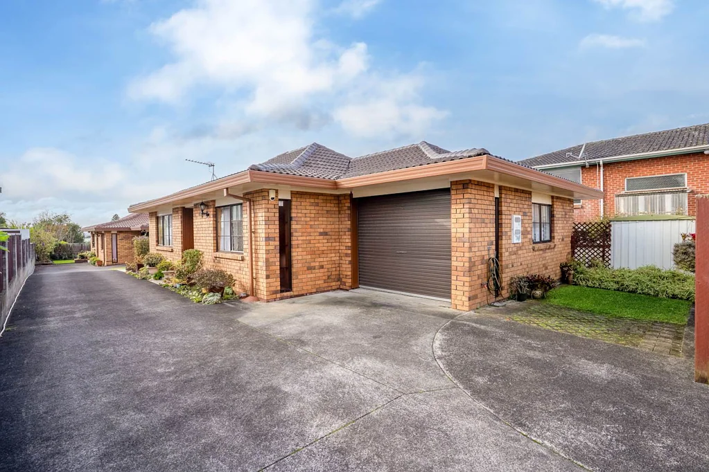 Avondale 2房  CLASSIC SINGLE LEVEL FREESTANDING BRICK & TILE!