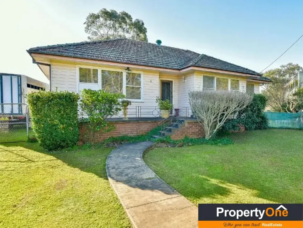 Charming Farm-Style Home in the Heart of Camden! Don't Miss out,