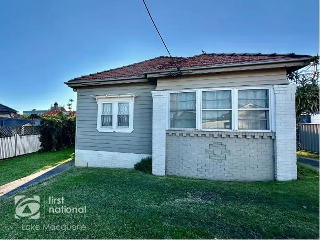 Tidy 1 Bedroom Unit in Convenient Mayfield Location