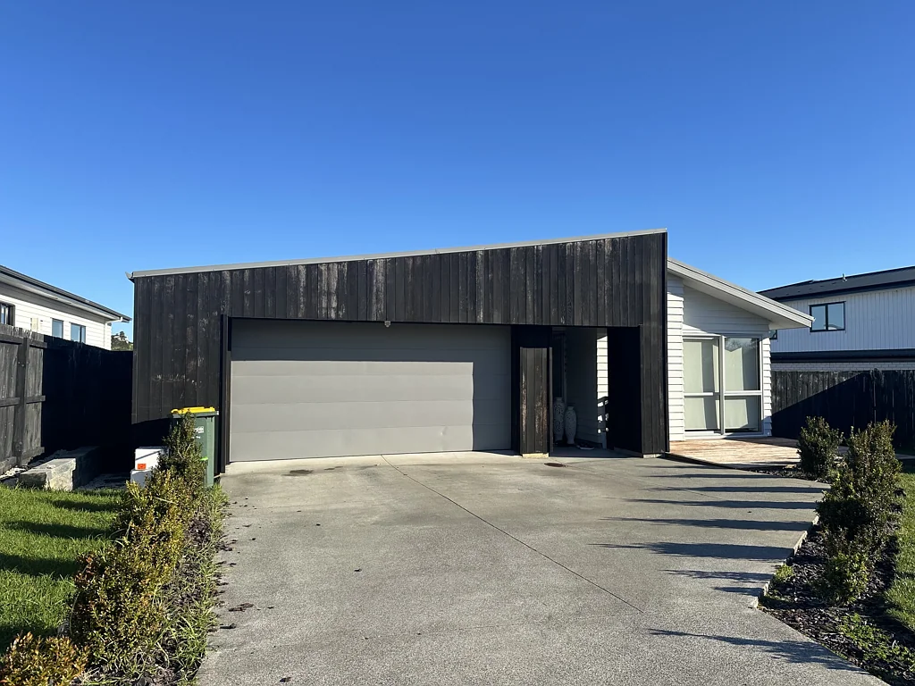 4 Bedroom Modern Family Living - Large Garden Fully fenced