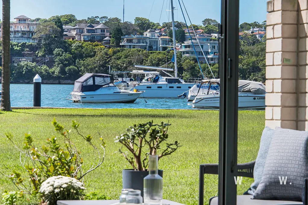 Drummoyne 2房 水岸全景壮丽  二居室宽敞  私人露台花园  现代厨房电器  自然采光充沛  游泳池烧烤区  步行渡轮码头 Waterfront Retreat with Stunning Panoramic Outlook