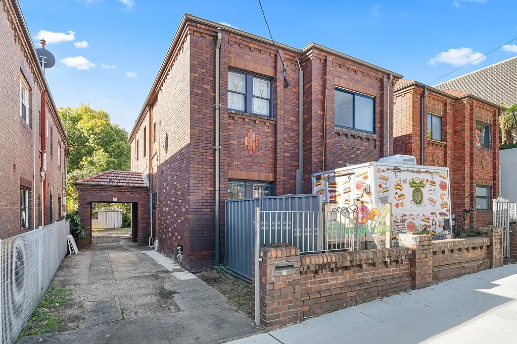 Burwood 6Kwarto Solid Double Brick Block of 4 Units + Development Potential (STCA)