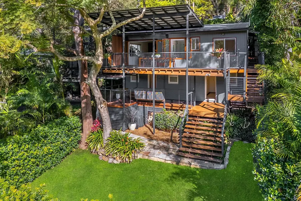 Newport 4 Slaapkamer Spacious and stylish mid-century residence; backing onto reserve