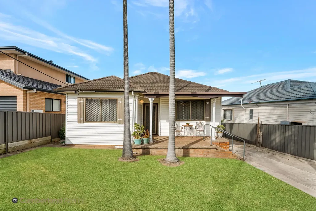 Merrylands 4房 宽敞637平米地块 14米前宽 高天花板 宽敞客厅 壁炉空调 成熟花园 步行至Merrylands站与商圈 Prime Merrylands Location