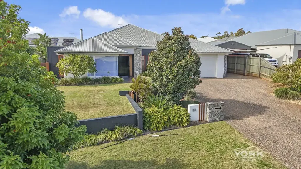 Kleinton 4ห้องนอน A WARM AND WELCOMING FAMILY HOME WITH ELEVATED APPEAL