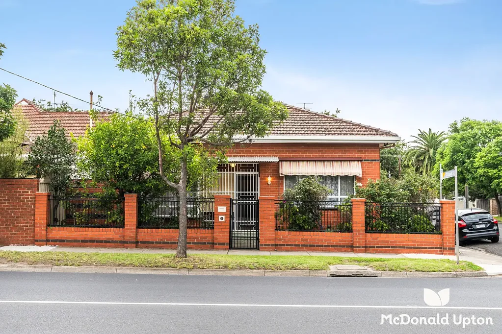 Ascot Vale 3房 Ascot Vale灵活布局 安全围栏阳台 明亮家庭空间 红色挡水板厨房 异国草药花园 步行交通近 Lifestyle Potential in Amenity Rich Location