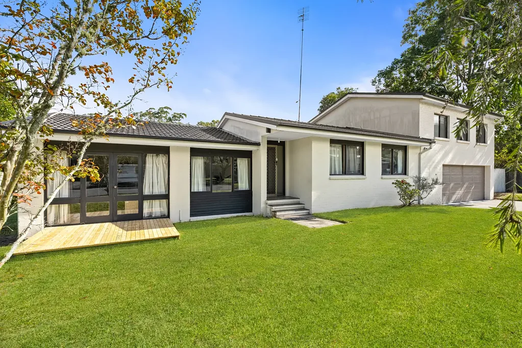 Niagara Park 5 Bedroom Spacious Family Living on a Sunlit Corner Block
