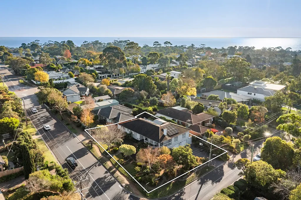 Mount Eliza 4房 精心打理花园 双砖结构耐久 多个生活区域 Caesarstone台面 Westinghouse电器 自然光线充盈 开放式壁炉 独立家庭室 宽敞起居用餐区 全新泳池娱乐区 智能控制便捷 橡木地板手工窗 四卧宁静主套房 太阳能节能 中央空调 双车库化妆间 Luxury, Light & Lifestyle by the Beach