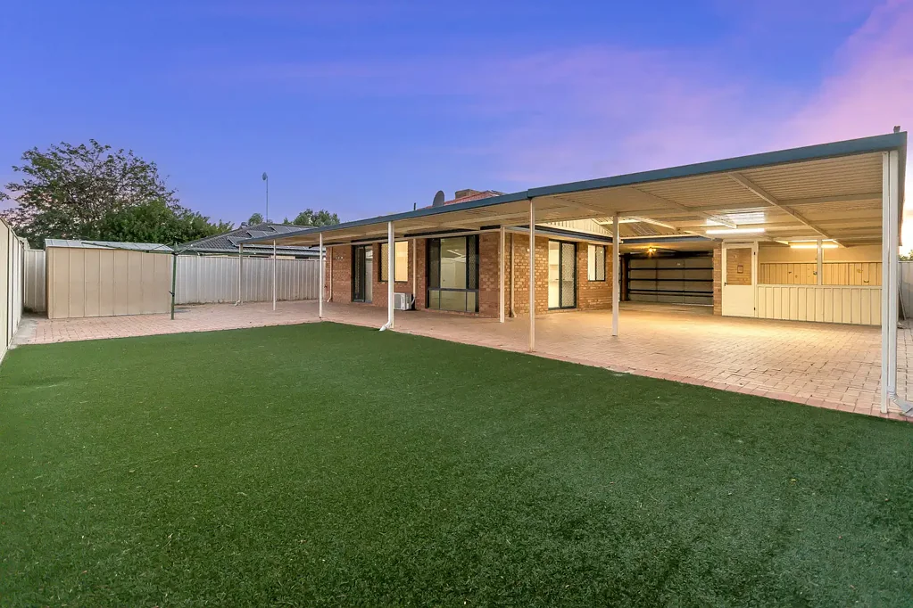 SPACIOUS FAMILY HOME WITH MULTIPLE LIVING AREAS & SOLAR