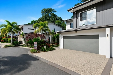 Urangan 3Zimmer Fully Renovated Coastal Townhouse in Prestigious Stillwater Estate