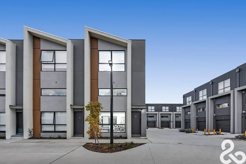 Mill Park 3 Bedroom INVESTORS TAKE NOTE ( current rent return $2520 per calendar month)