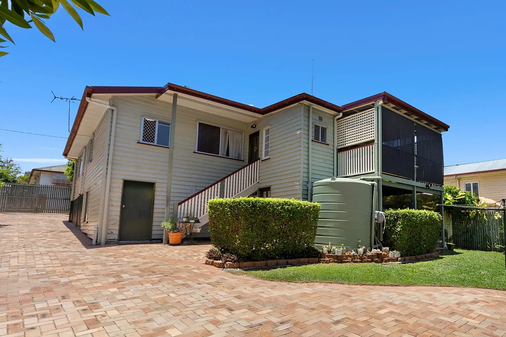 Chermside 3Phòng ngủ READY TO MOVE IN WITH DEVELOPMENT POTENTIAL -WALK TO WESTFIELD'S