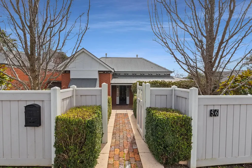 Leongatha 3房  The Brief: A Rare Harkaway Masterpiece Offering Classic Charm and Modern Luxury