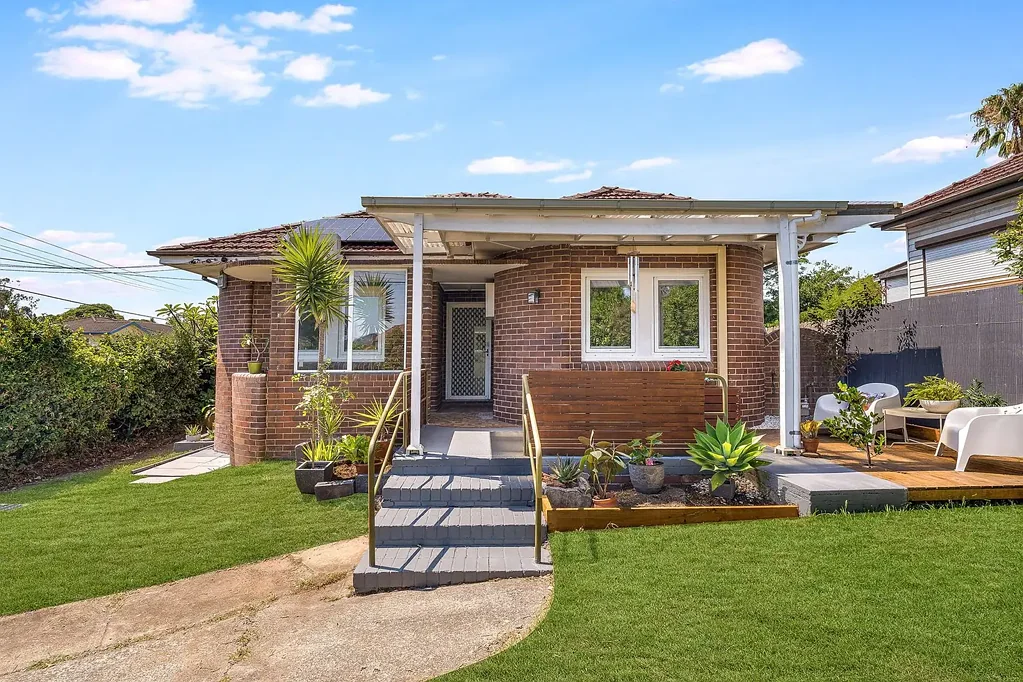 Beverly Hills 3ਬੈੱਡਰੂਮ Refined Full-Brick Family Living with Premium Upgrades & North-Facing Appeal