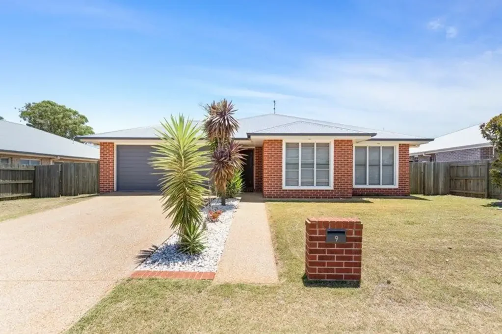 Walk to the Shopping Centres &  Local Parks of Middle Ridge