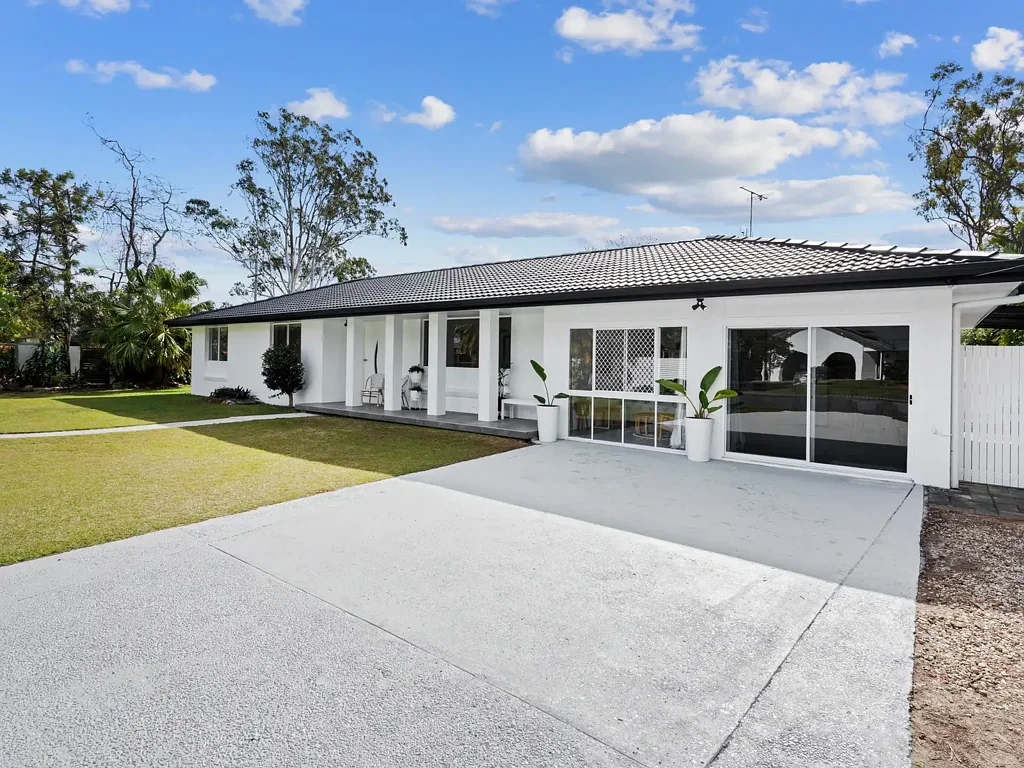 Tweed Heads West 4房  Renovated Coastal Residence with Self-Contained Living on Corner Block