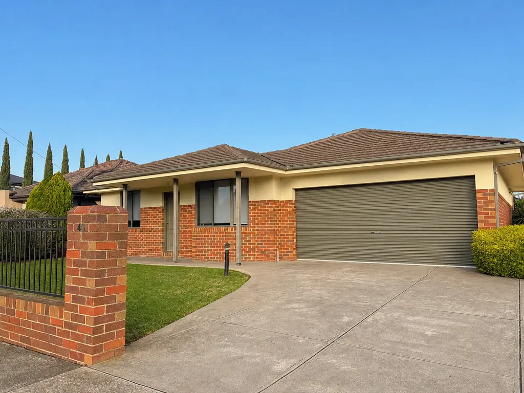 Modern, Spacious & Perfectly Positioned!