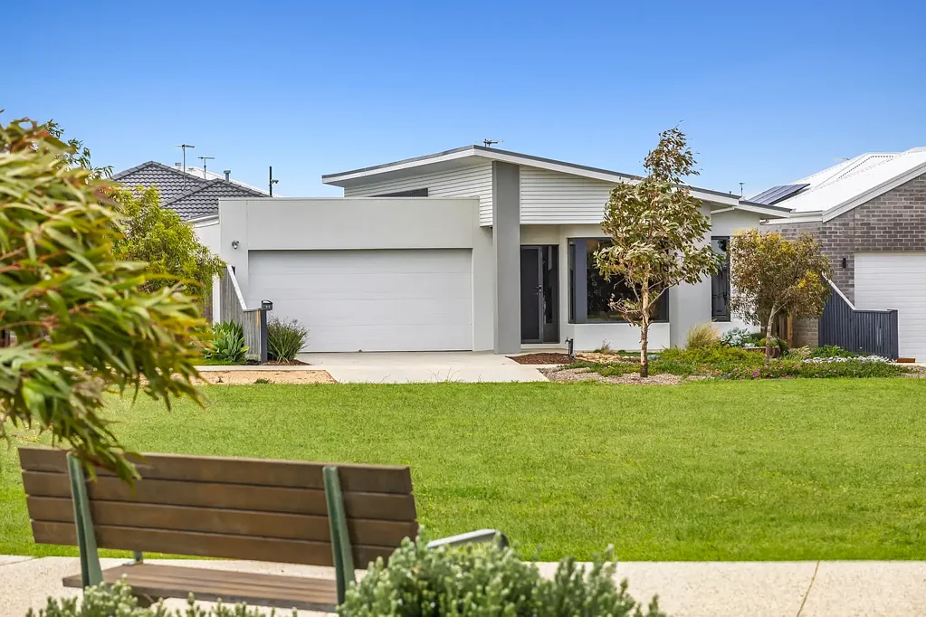 Ocean Grove 4ਬੈੱਡਰੂਮ Stunning Family home opposite parkland!