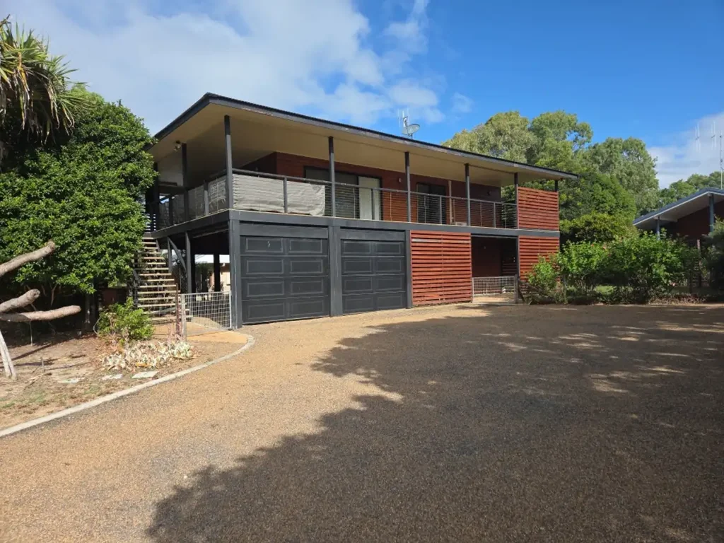 COASTAL HIDEAWAY SURROUNDED BY NATURE – PEACEFUL LIVING IN MOORE PARK BEACH