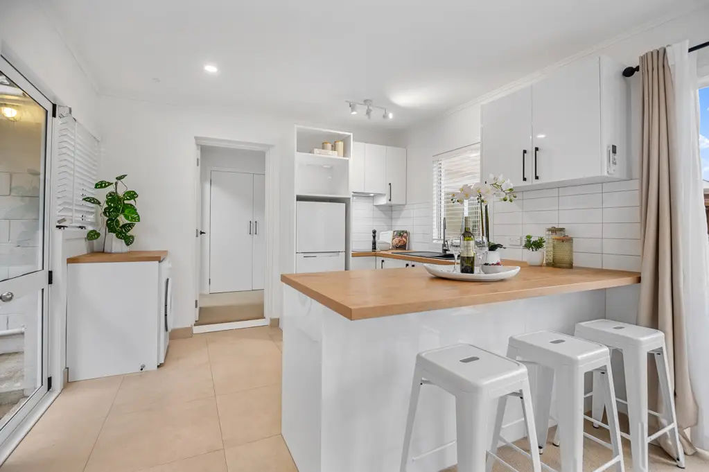 Remuera 1Moenga Sleek Design, Sun-Drenched, Central Spot
